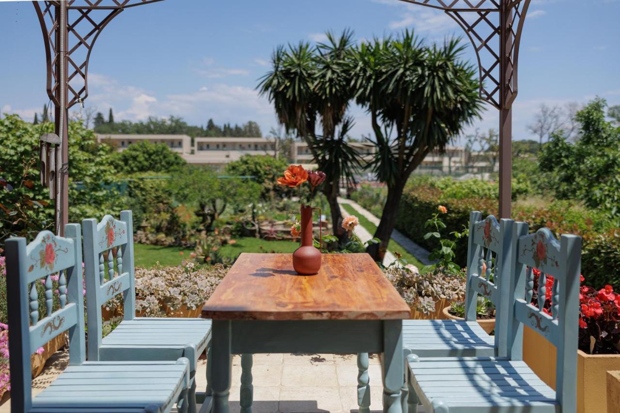 Homely 2bd In Dassia Apartament